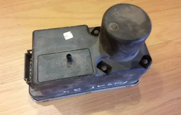 Volkswagen PASSAT B4 Central locking vacuum pump 1H0962257
