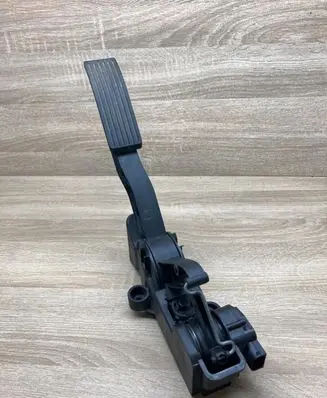 Accelerator throttle pedal