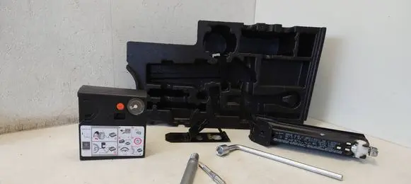 Mercedes-Benz E W212 Tool set A2128991014 A2115830215 A0005831502