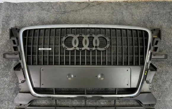 Audi Q5 SQ5 Front bumper upper radiator grill 8R0853651 G077