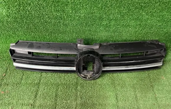 Volkswagen Golf VII Front bumper upper radiator grill 5G0853653Q