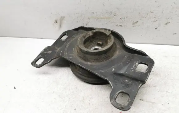 Volvo V70 Engine mount bracket