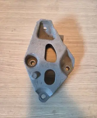 Engine mounting bracket