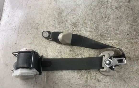 Mitsubishi Grandis Rear seatbelt