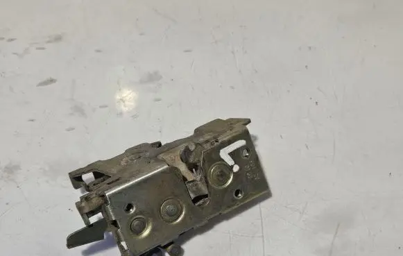 Volkswagen II LT Front door lock 9017200135