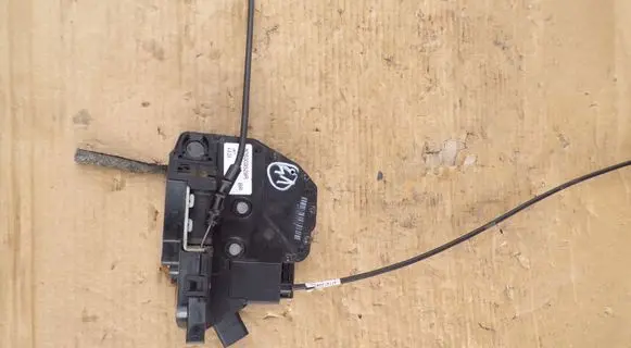 Renault Captur Front door lock 805003529R
