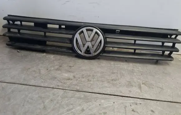 Volkswagen PASSAT B4 Front bumper upper radiator grill 3A0853653C