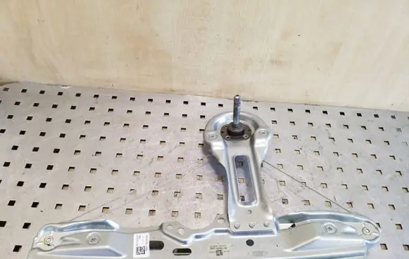 Rear door manual window regulator