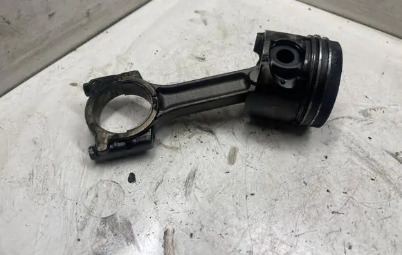 Renault Megane II Piston with connecting rod P582