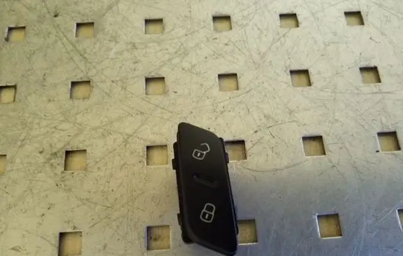 Volkswagen PASSAT B7 Central locking switch button 3AA962126