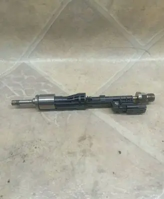 BMW X3 F25 Fuel injector 7597870 10213541