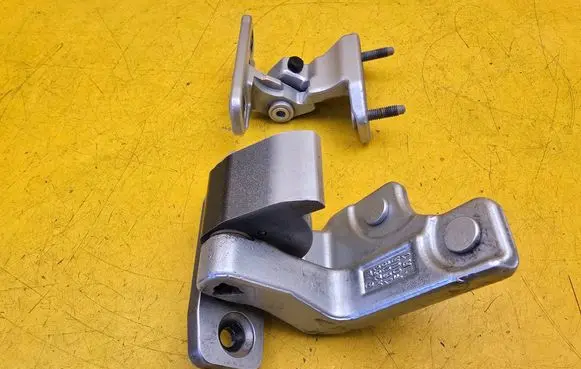 Mercedes-Benz GLC C253 Rear door lower hinge