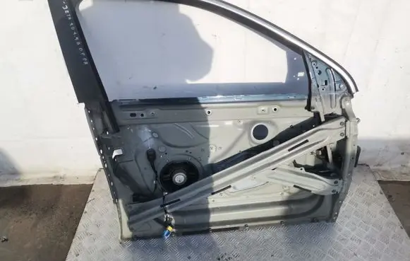 Volkswagen Jetta V Front door