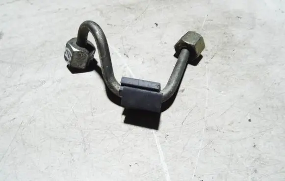 Volkswagen PASSAT B8 Fuel injector supply line/pipe 