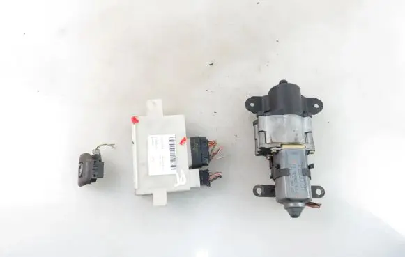 Chrysler Voyager Front door soft close latching motor P04686686AM 7746804601 0SE451D5AC