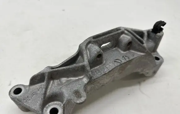 Opel Mokka B Engine mounting bracket 9813583980