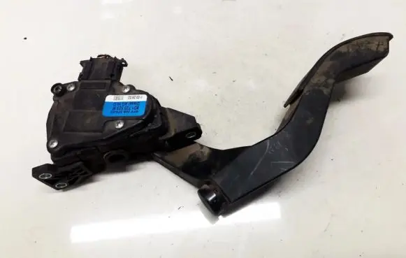 Volkswagen PASSAT B5.5 Accelerator throttle pedal 8d1723523n 6pv008376-02