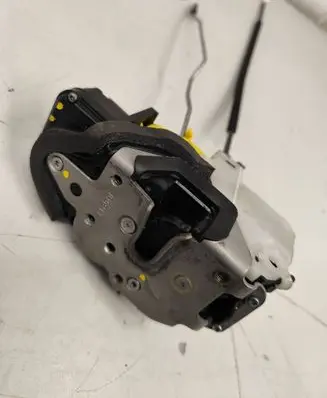 Opel Insignia A Front door lock 13503781