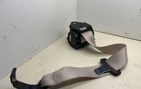 Middle seatbelt (rear)