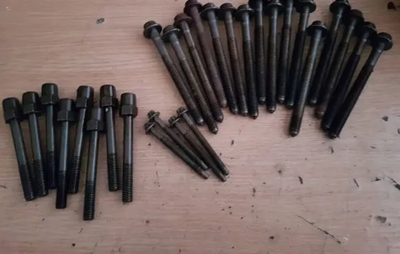 Ford Mustang V Cylinder head bolts 