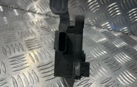 Nissan Juke I F15 Accelerator throttle pedal 180021HM0B