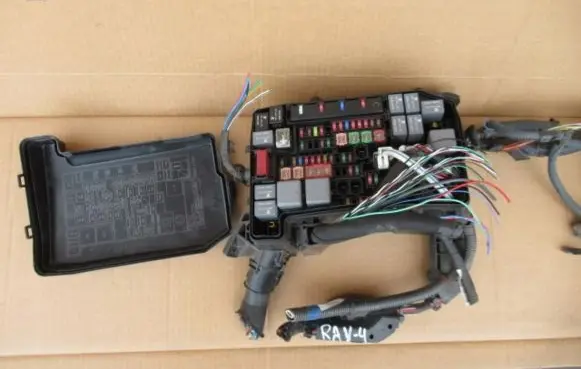 Toyota RAV 4 (XA40) Fuse module