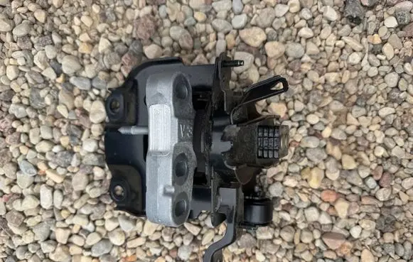 Lexus LBX Gearbox mount ASCD
