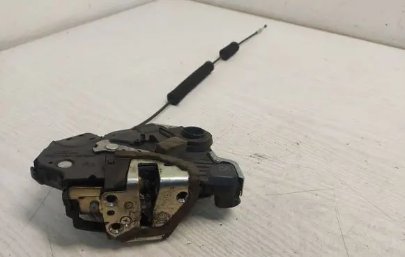 Lexus IS 220D-250-350 Rear door lock 7F1113