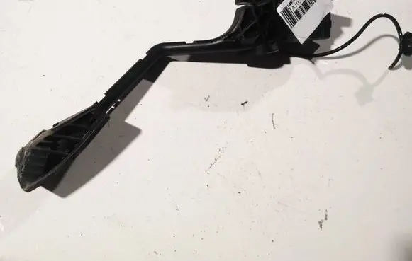 Accelerator throttle pedal