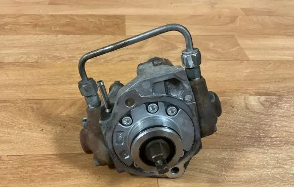 Toyota Avensis T250 Fuel injection high pressure pump 221000R011 HU2940000870