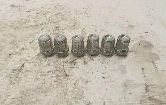 Toyota Hilux (AN10, AN20, AN30) Nuts/bolts 