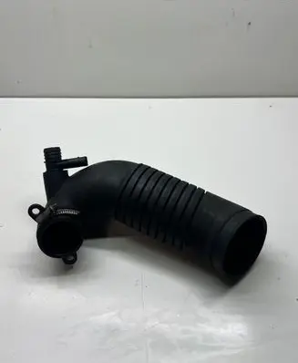 Volkswagen PASSAT B5.5 Air intake hose/pipe 8D0129615K
