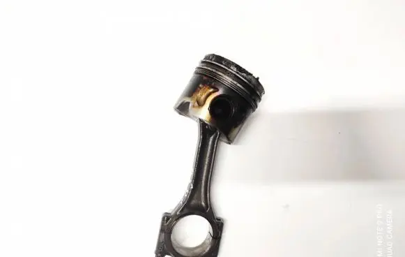 Volkswagen Golf V Piston with connecting rod