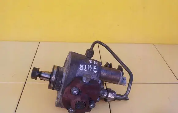 Opel Astra J Fuel injection high pressure pump 55570040