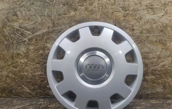 Audi A3 S3 8P R15 wheel hub/cap/trim 8L0601147