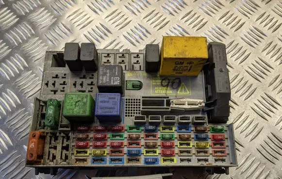 Opel Zafira A Fuse module 24412497