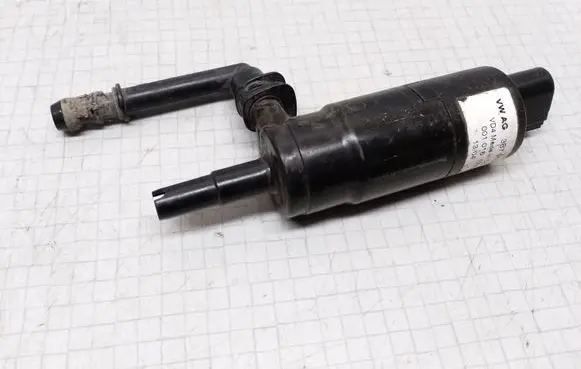 Volkswagen Golf V Headlight washer pump 3B7955681