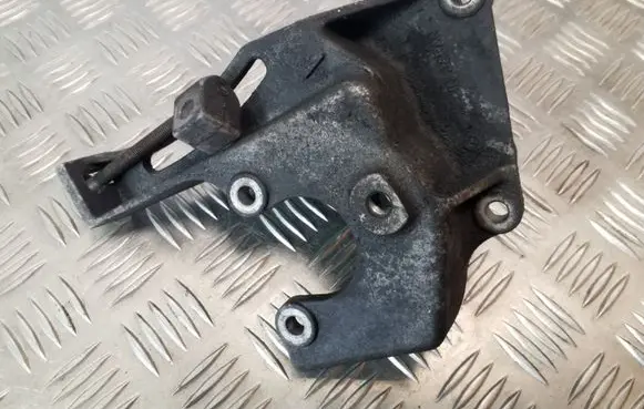 Subaru Legacy Engine mounting bracket
