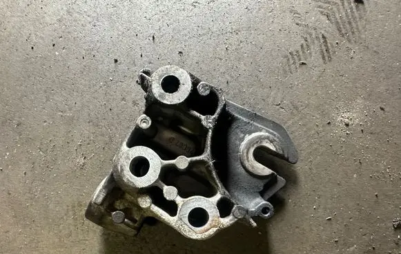 Volvo V50 Engine mounting bracket 6m516030