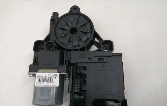 Volkswagen PASSAT B7 Front door window regulator motor 3AA959702A