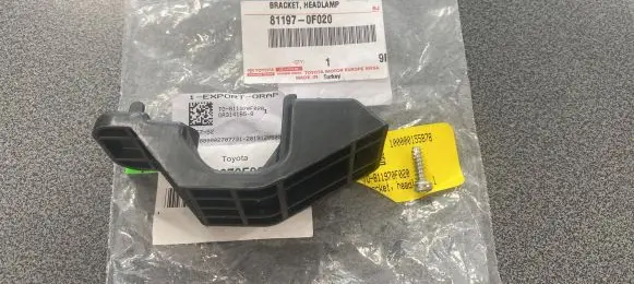 Toyota Corolla Verso AR10 Headlight part 81197-0F020