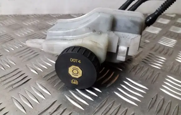 Brake fluid reservoir