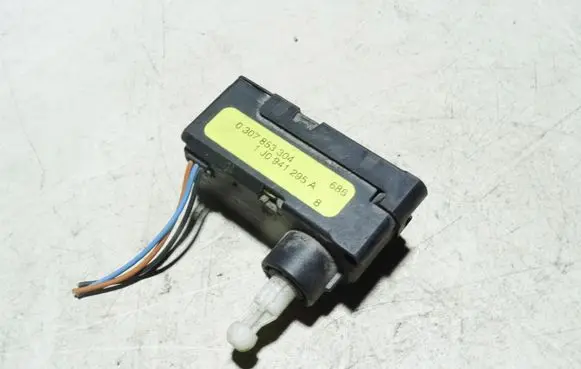 Headlight level adjustment motor