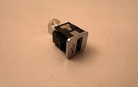 BMW 3 G20 G21 USB socket connector 745580