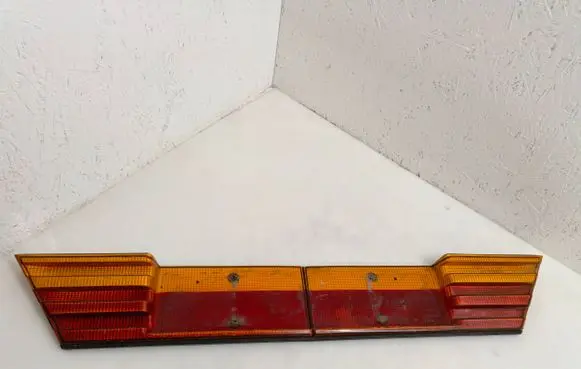 Mercedes-Benz E W124 Rear light center trim bar blend 8XU005180