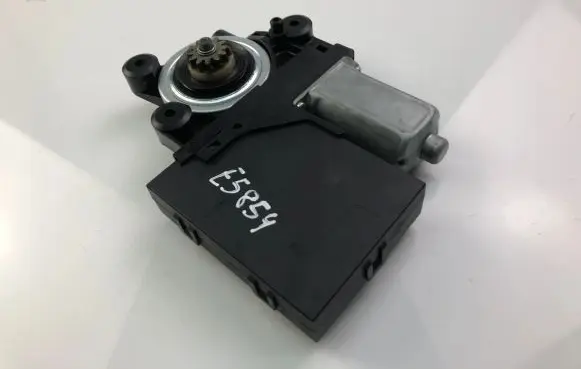 Volvo C30 Front door window regulator motor 979037100