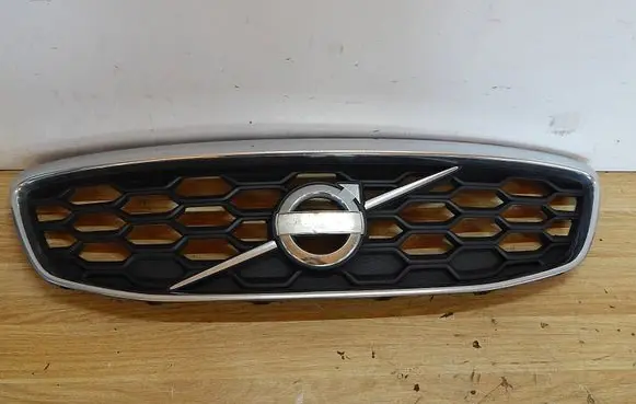 Volvo V40 Front grill 31290911 31290910