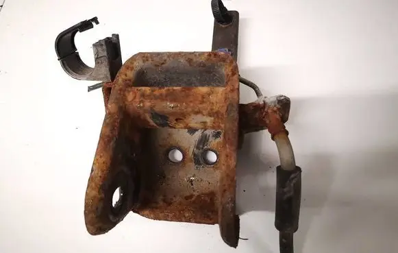 Mazda 626 Engine mounting bracket 