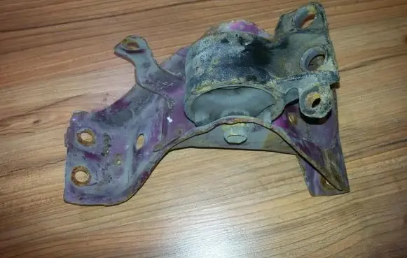 Mazda 323 Engine mount bracket