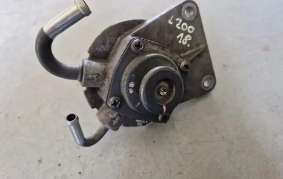 Mitsubishi L200 Fuel filter bracket/mount holder 